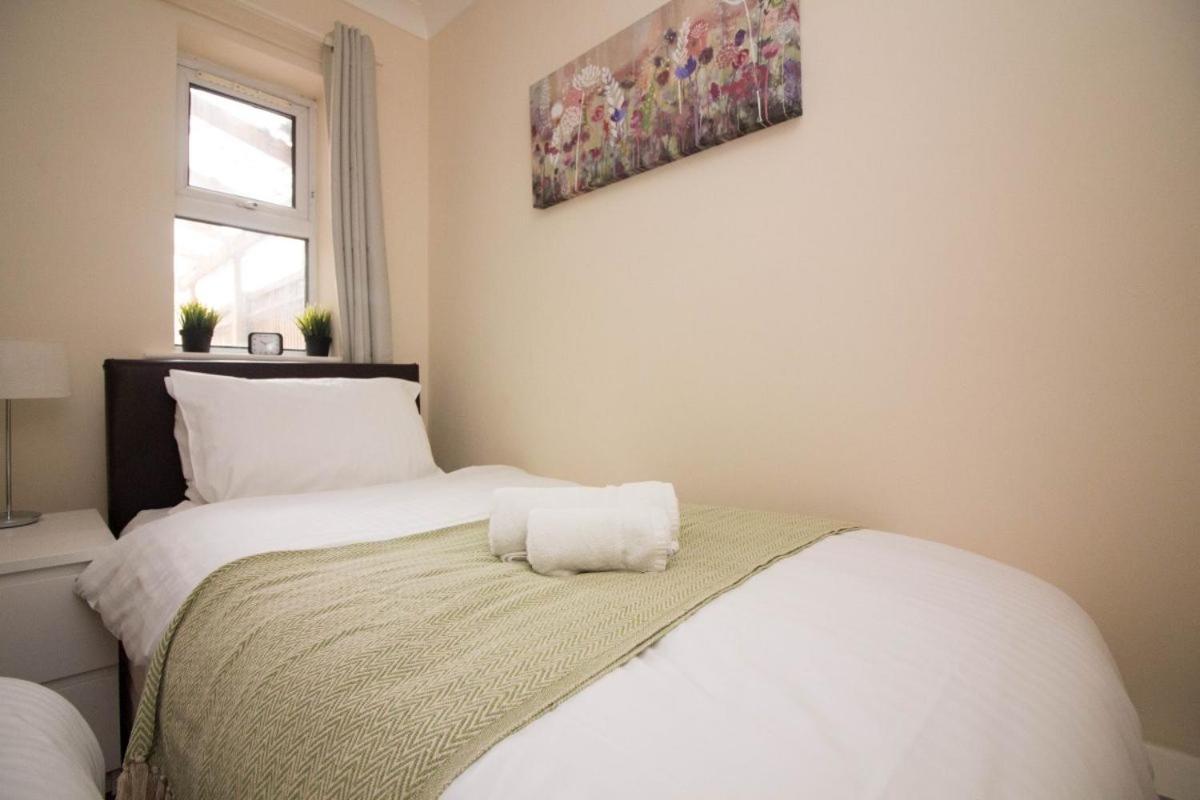 Stayzo Penthouse Accommodation 2- Premier Lodge 사우샘프턴 외부 사진